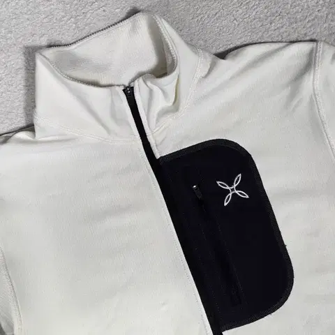 몬츄라 화이트 하프집업 포켓 스웨트셔츠 M사이즈