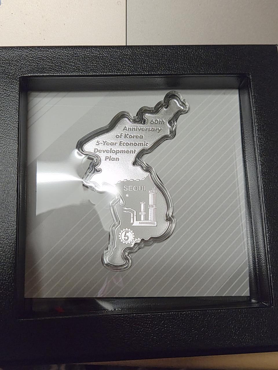 022년 한국 경제개발 5개년 계획 60주년 기념 1,000프랑 한반도
