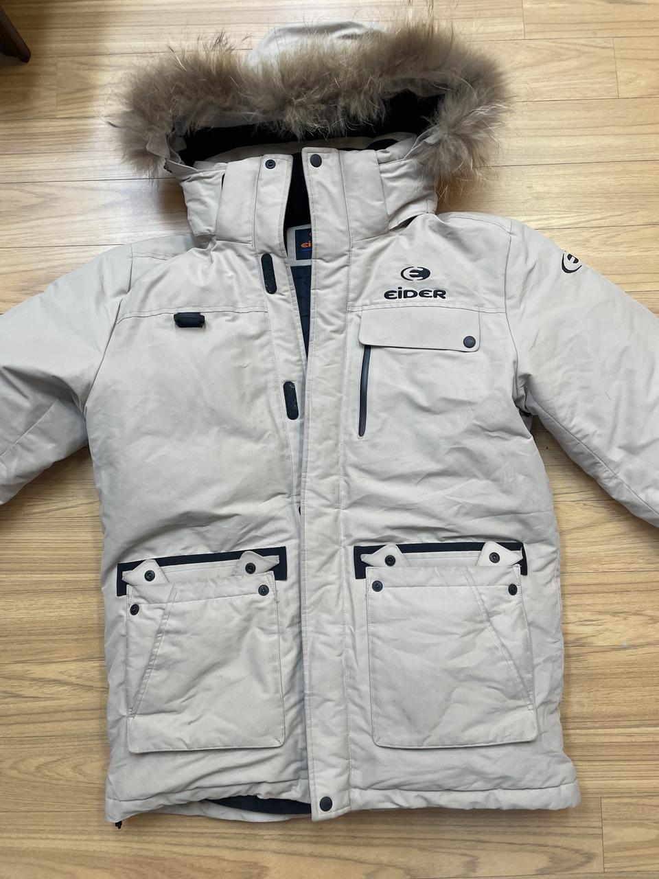 아이더 베이지색 패딩 XL 사이즈입니다. 후드에 털이 달려있어 따뜻해보