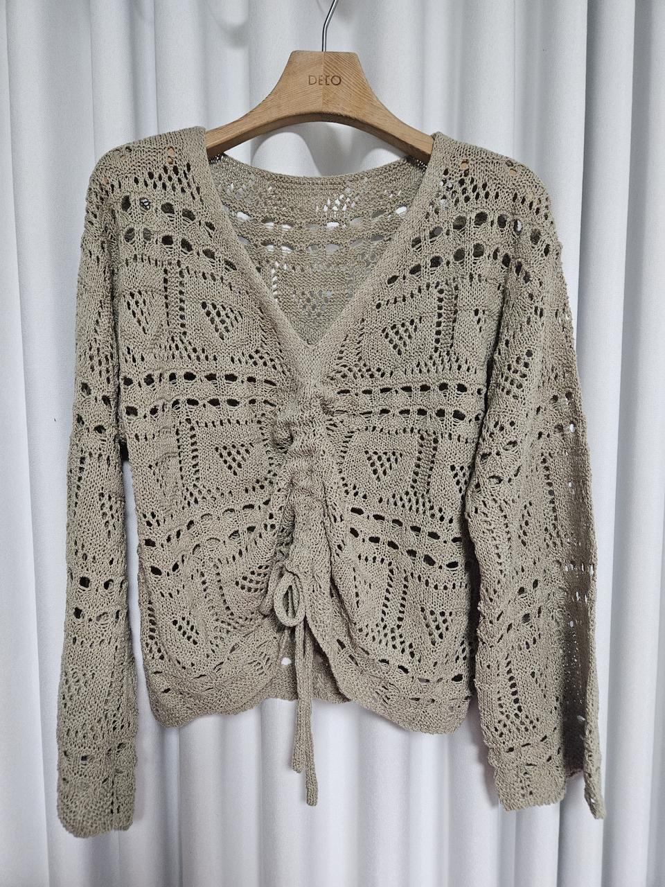 (새상품)브이넥 펀칭 스트링니트