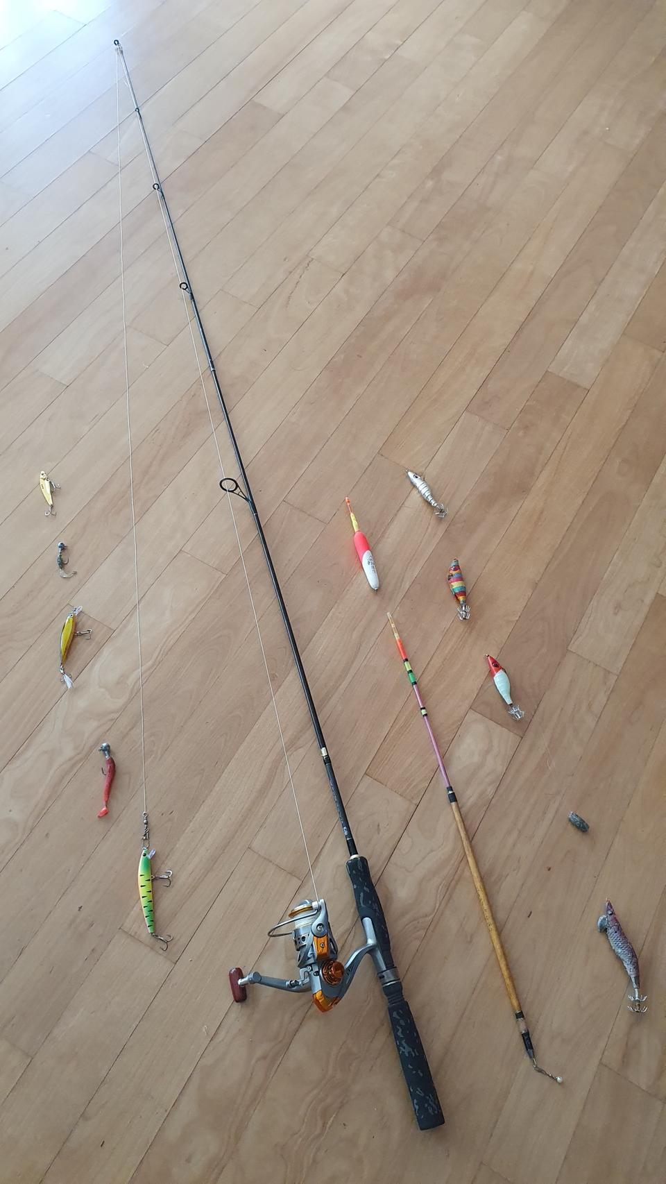 루어 낚시대 + 낚시릴 + 각종 루어+각종찌를함께판매합니다^^