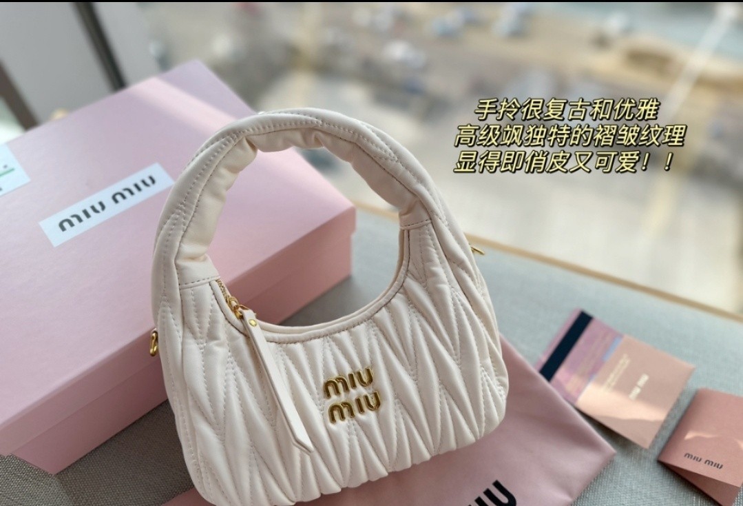 미우 완더 마테라쎄 나파 가죽 미니 호보 백