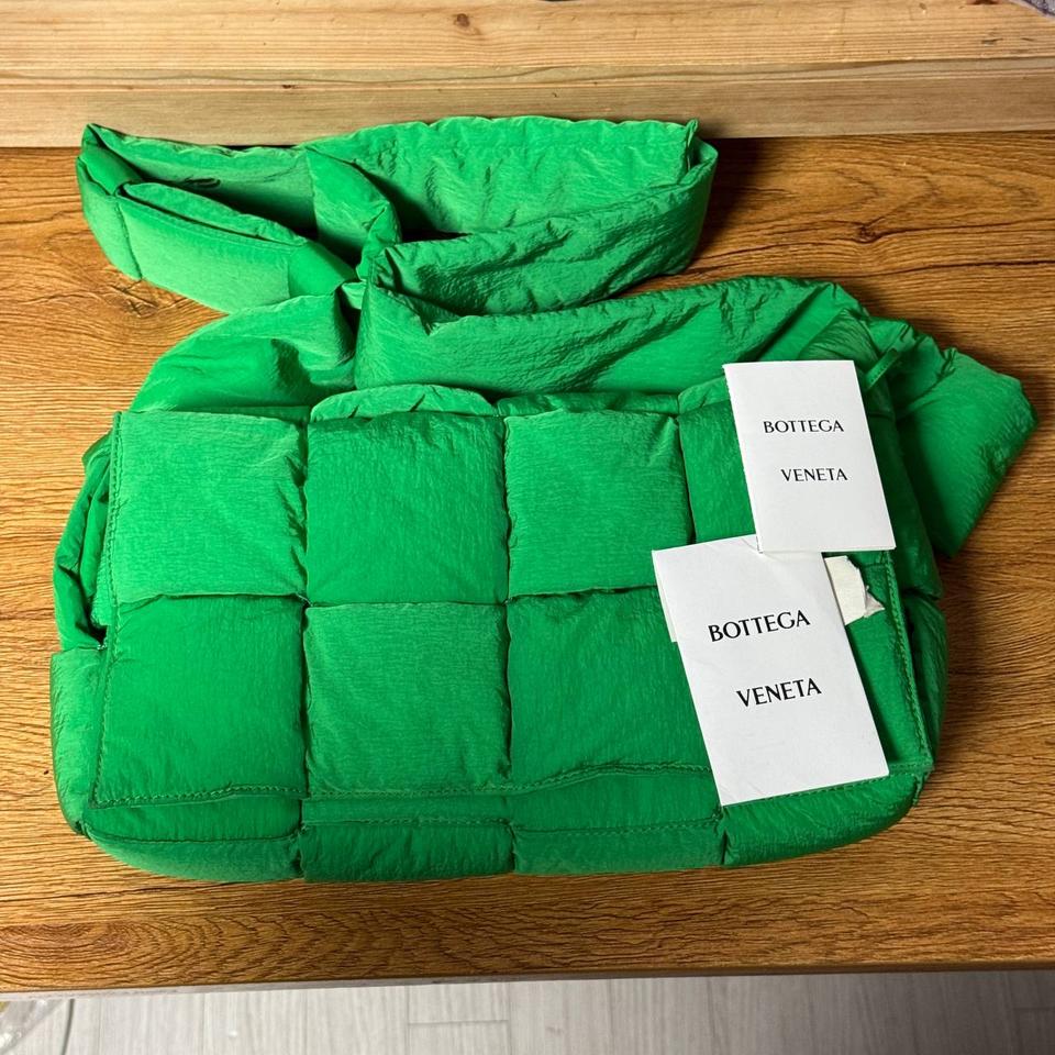 보테가베네타 패딩 카세트백