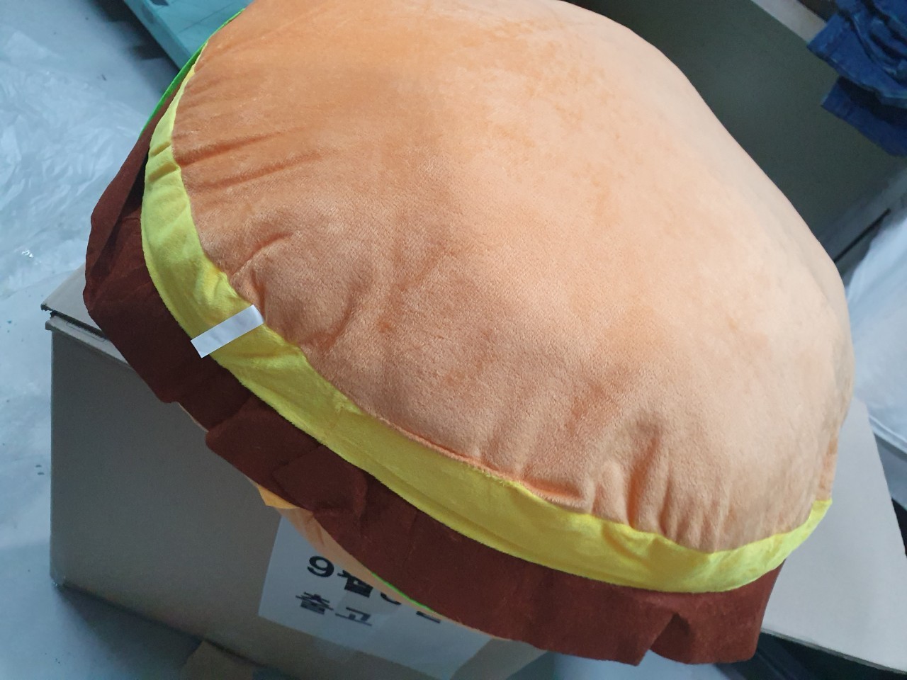 햄버거  모양 쿠션 팔아요. 새상품