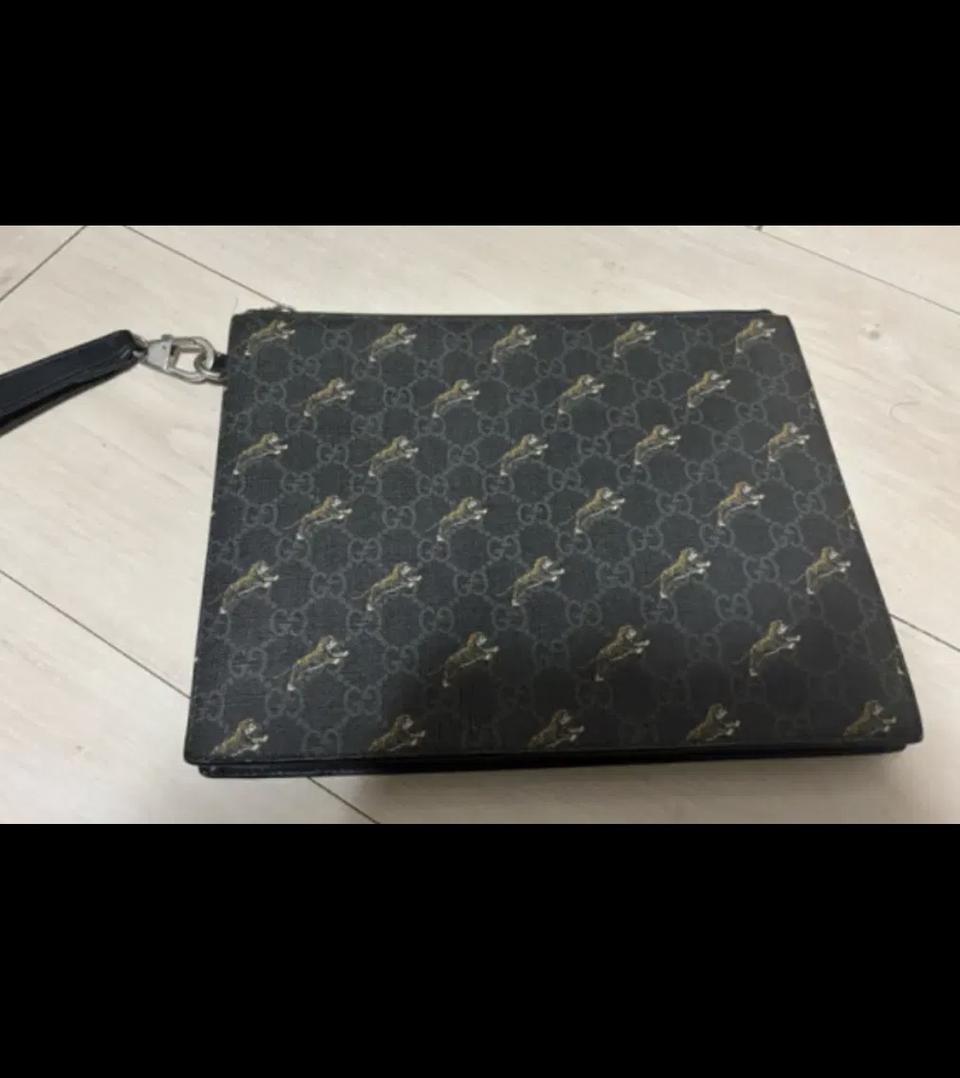 구찌  gg 수프림 타이거 클러치 정품