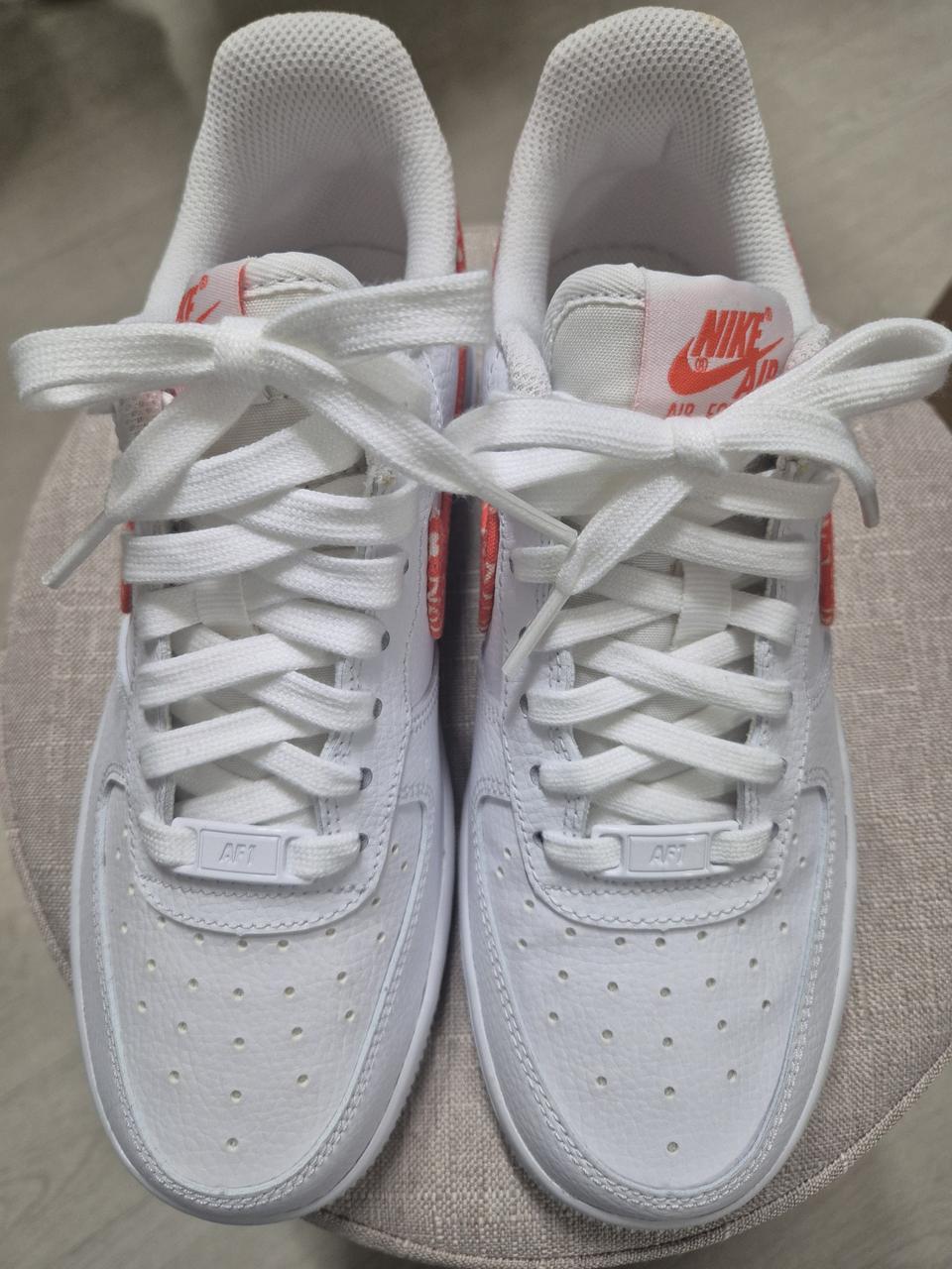 나이키 에어포스 스우시