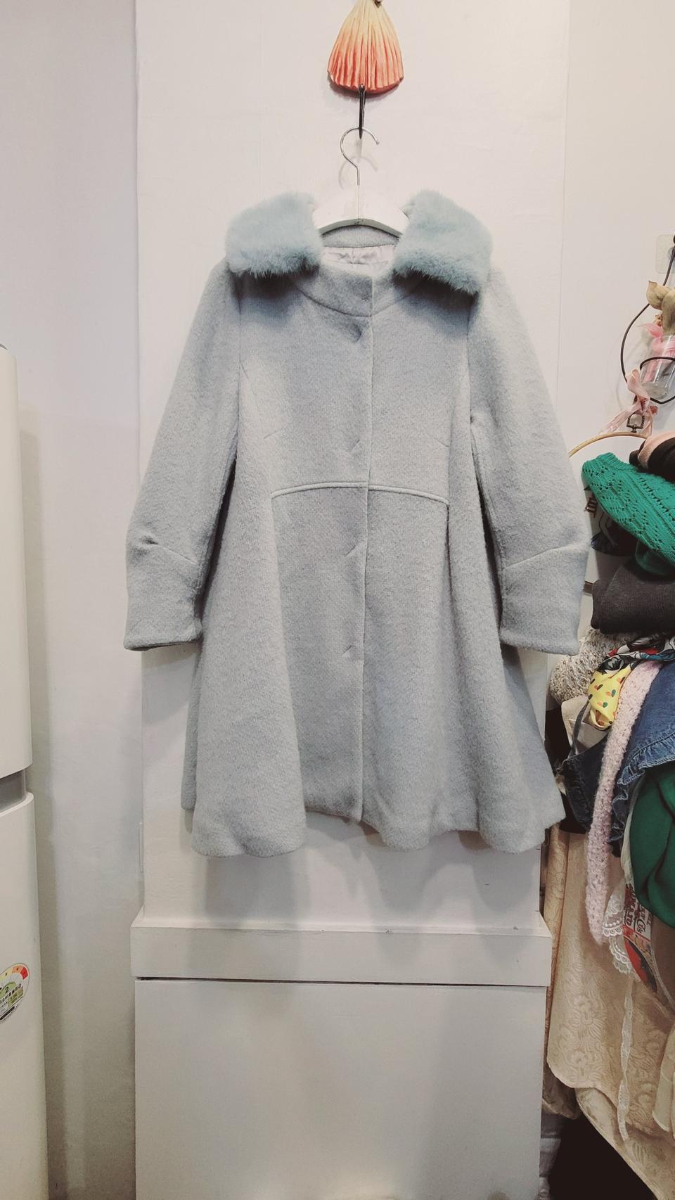 손정완 파스텔블루민트 입체코트. 밍크카라