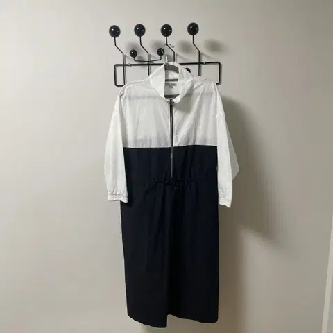 스파오 스트링 아노락 반집업 루즈핏 미디원피스