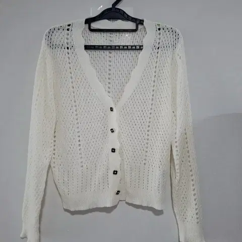 화이트 펀칭 니트 가디건