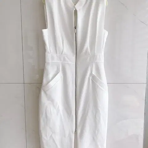 고퀄리티 화이트 어깨 패드 글래머러스 원피스