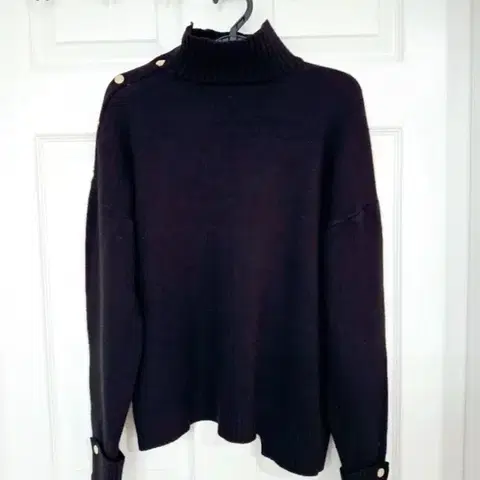 블랙 금장 버튼 터틀넥 니트