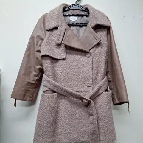 손정완 부클레 숏 코트 가죽 배색 벨트 코트