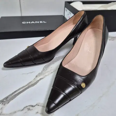 (정품) 샤넬 다크 브라운 가죽 힐 펌프스 36