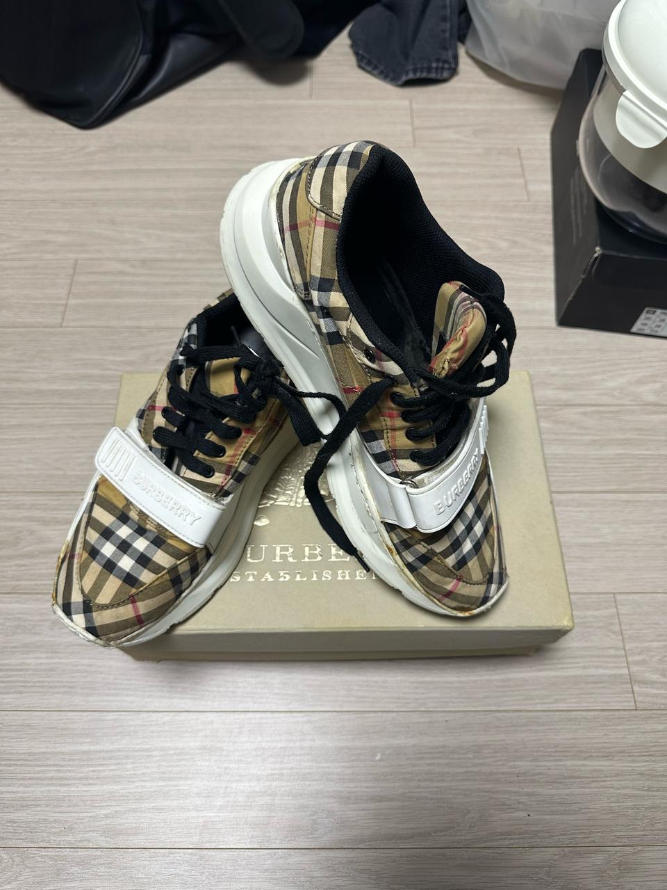 버버리 스니커즈