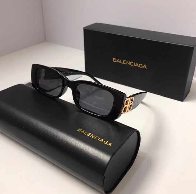 발렌시아가 선글라스 흠잡을 데가 없다