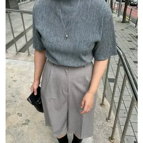 플리츠 반팔 블라우스 - 차콜