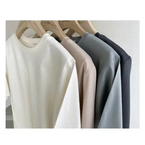 애프터글로우 핀턱 라운드 티 - 블랙