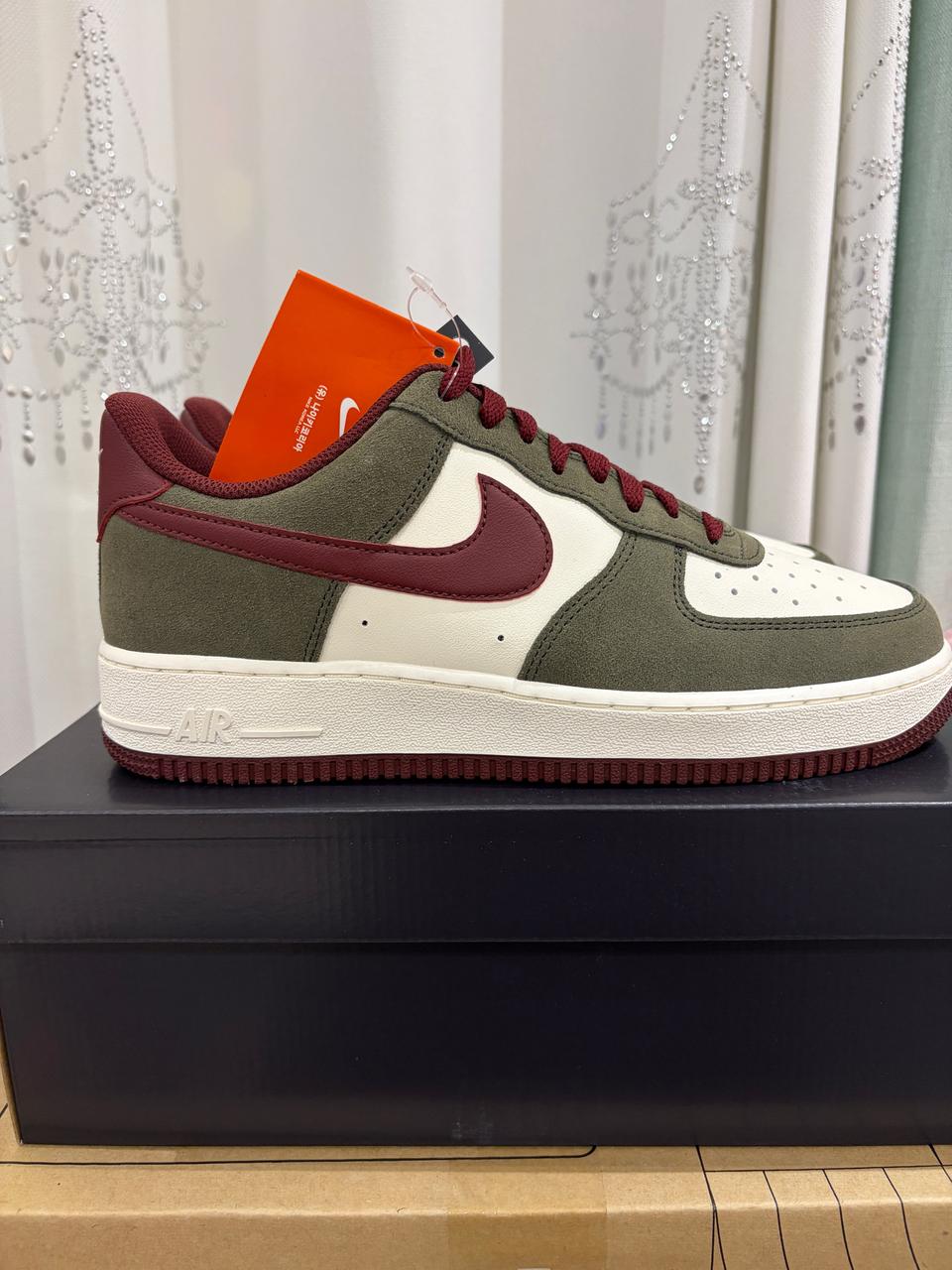 나이키 에어포스 올리브 레드로고 270