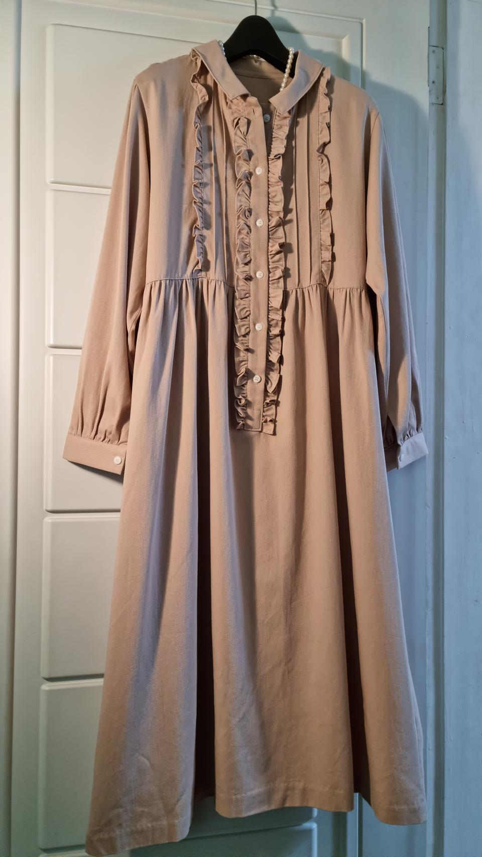 베이지 핀턱 주름 프릴 카라 베이비돌 롱 원피스