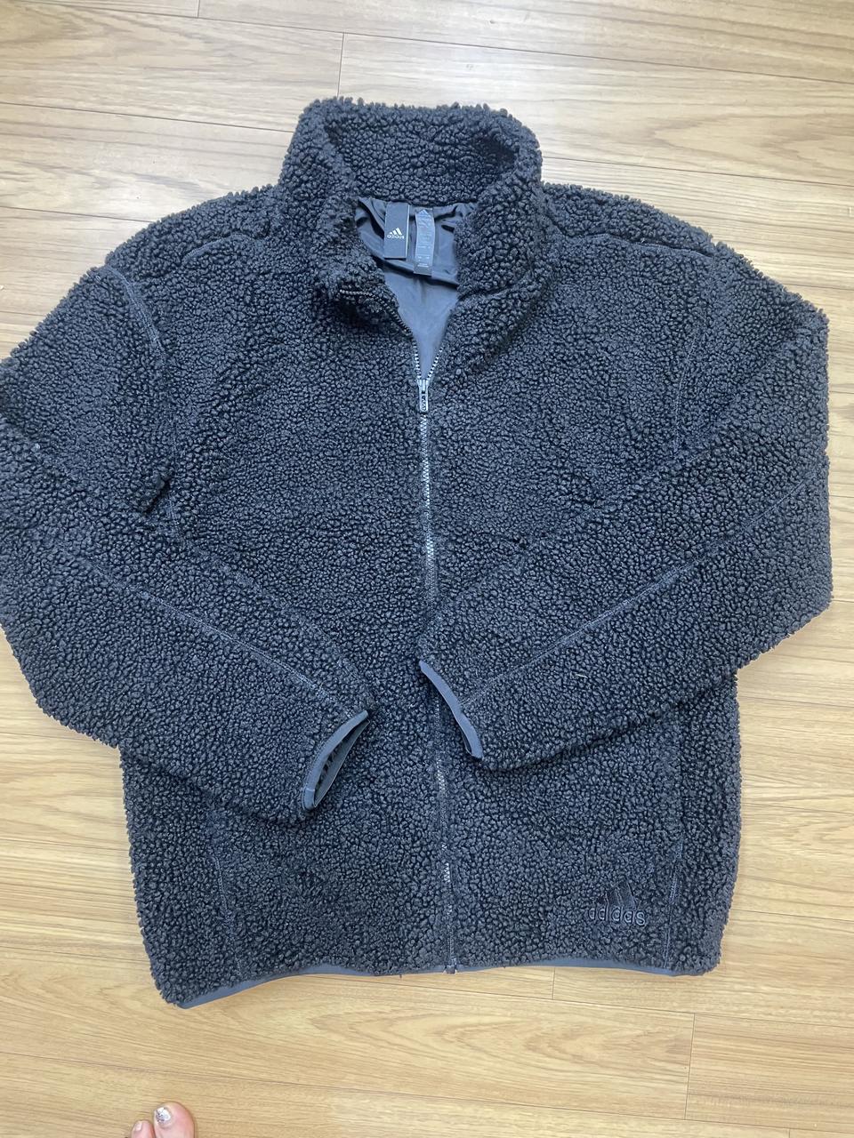 아디다스 뽀글이 플리스 집업 L 사이즈입니다. 색상은 블랙으로 무난하게