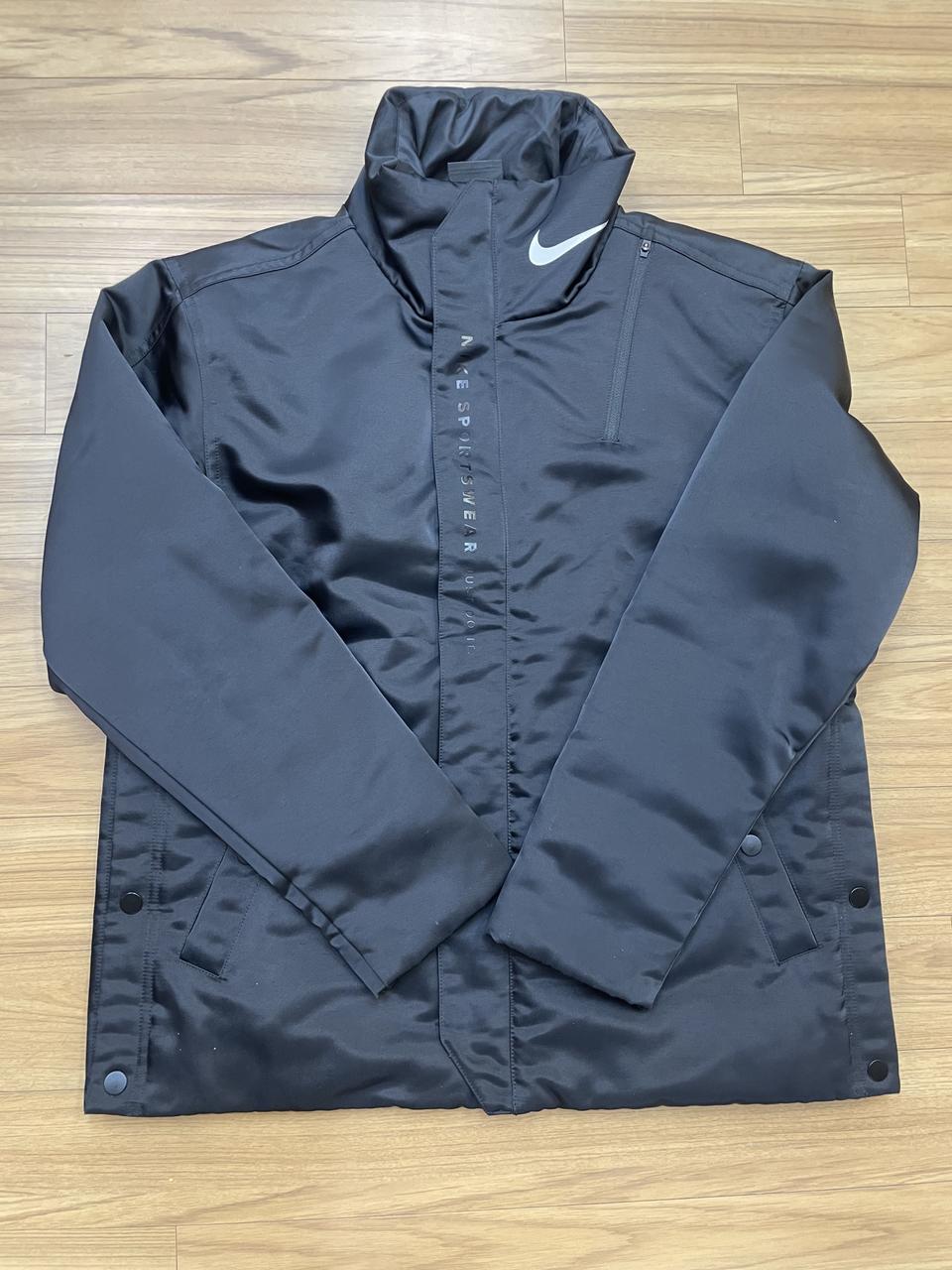 블랙 색상 나이키 점퍼 M사이즈입니다. 겉감, 안감 모두 폴리에