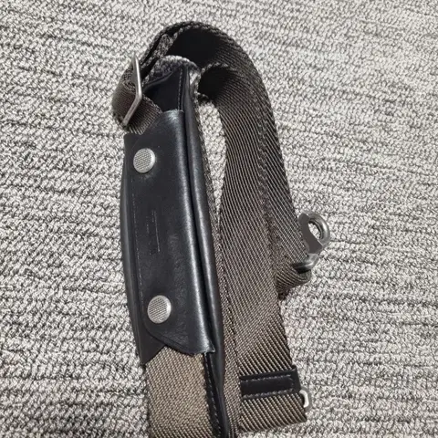 투미 어깨끈 브라운