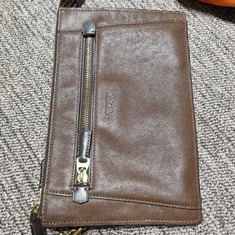 투미 정품 비콘힐 클러치백