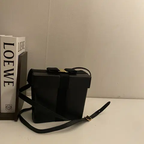 FERRAGAMO / 빈티지 페레가모 블랙 바라보우 크로스바디백 /숄더백