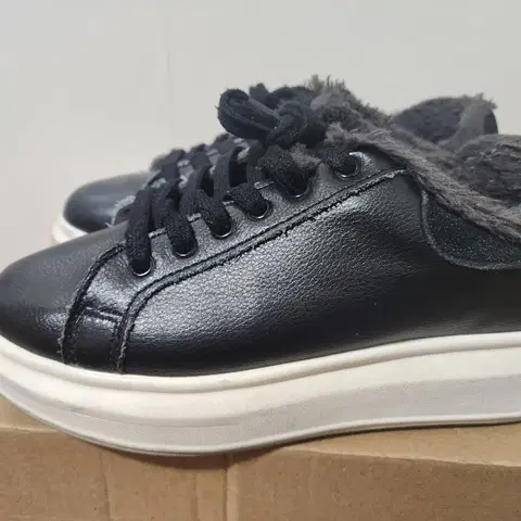 스프리스) 블랙 퍼 안감 스니커즈 운동화