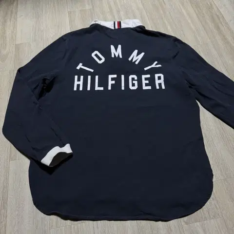 타미힐피거 블랙 긴팔 카라티