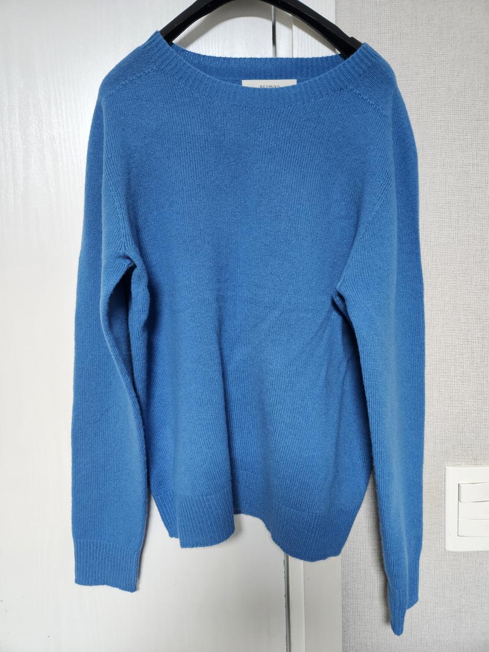 로즈베이 홀가먼트 라운드넥 니트 터콰즈블루