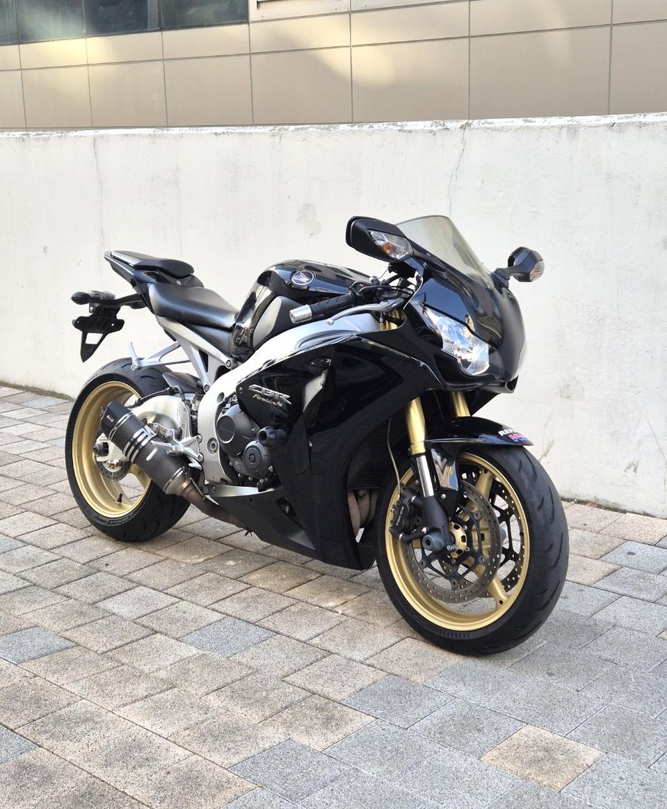 CBR1000RR 2010년식 판매합니다.