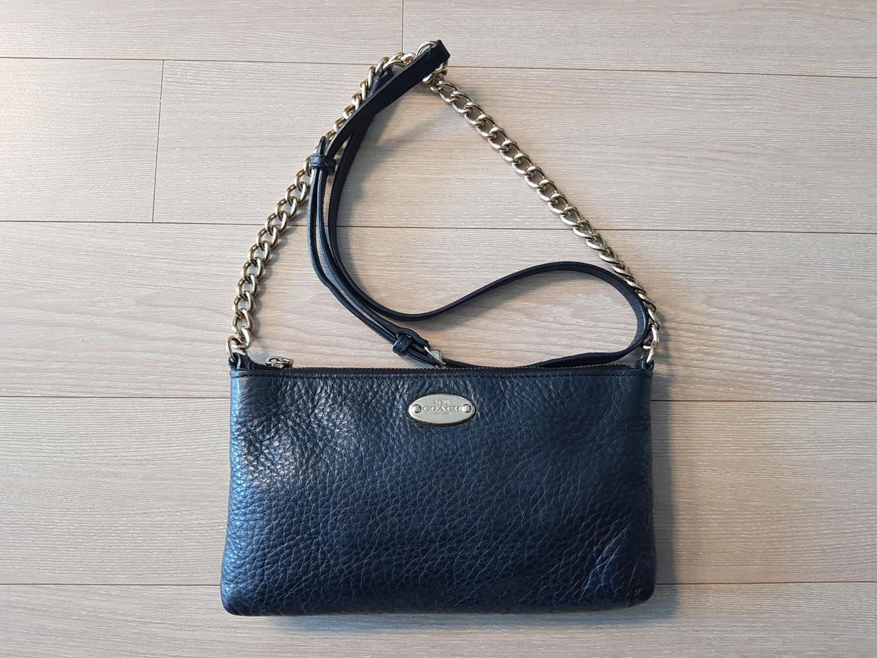 코치 페블레더 반체인 크로스백(택포)