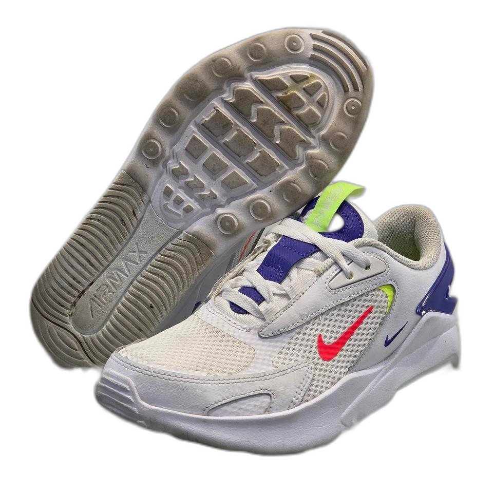 제품설명화이트 베이스에 네온·퍼플 포인트가 들어간 경쾌한 컬러 조합의