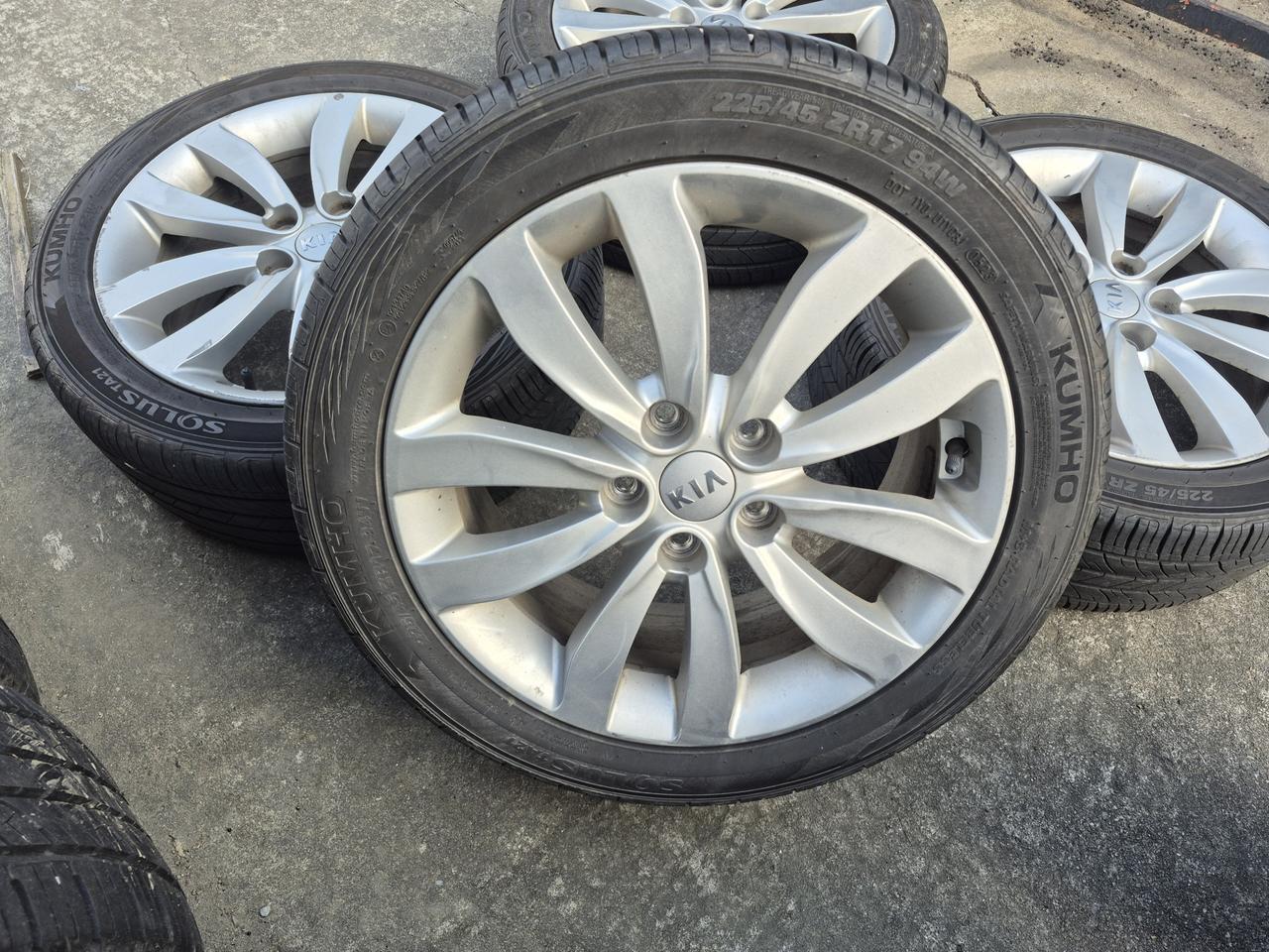 올뉴카렌스 순정 17인치휠타이어