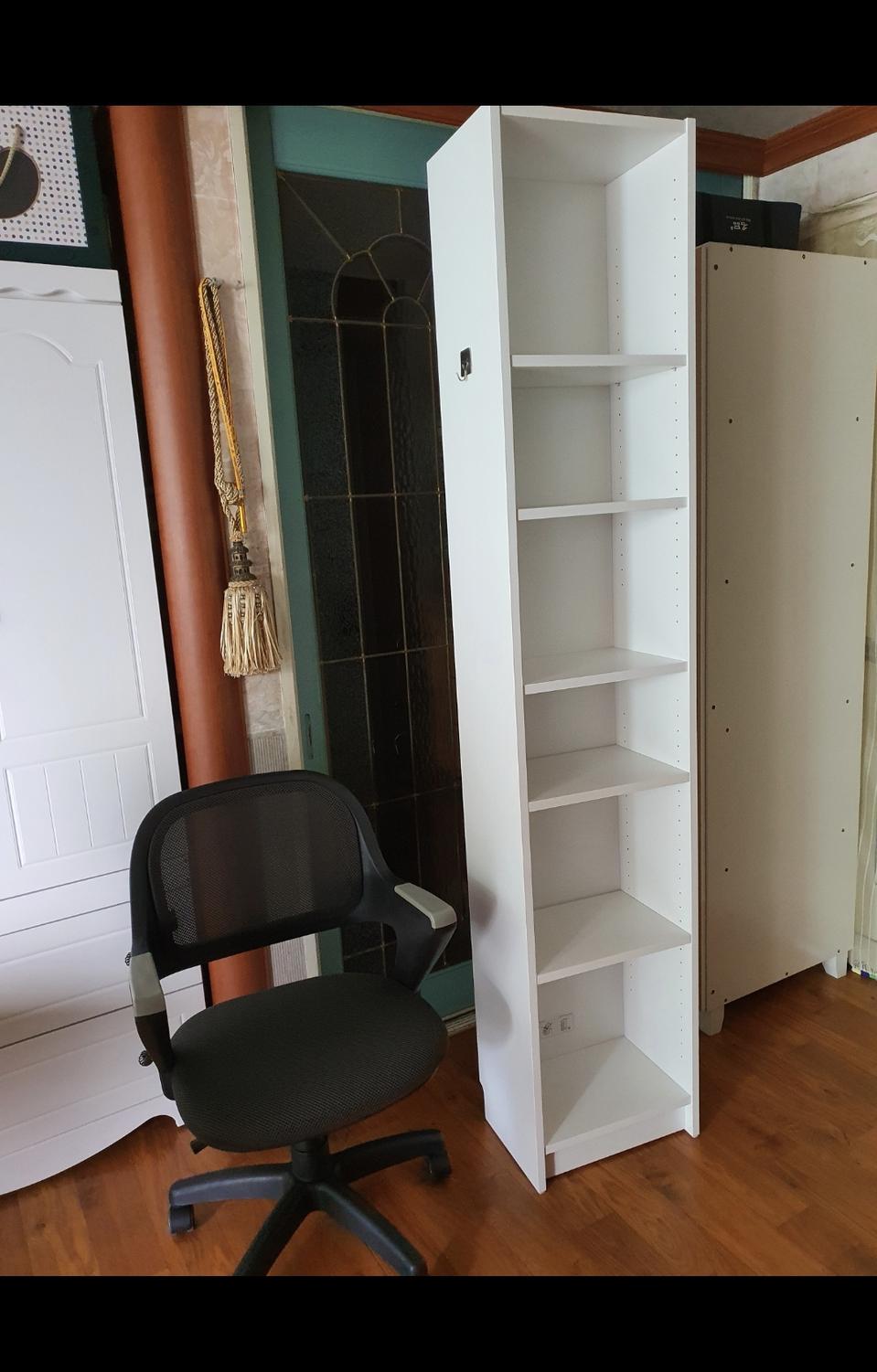 6단책장겸 다용도 진열장흰색 깔끔하고 튼튼함 저렴하게 4만원 회전의자덤