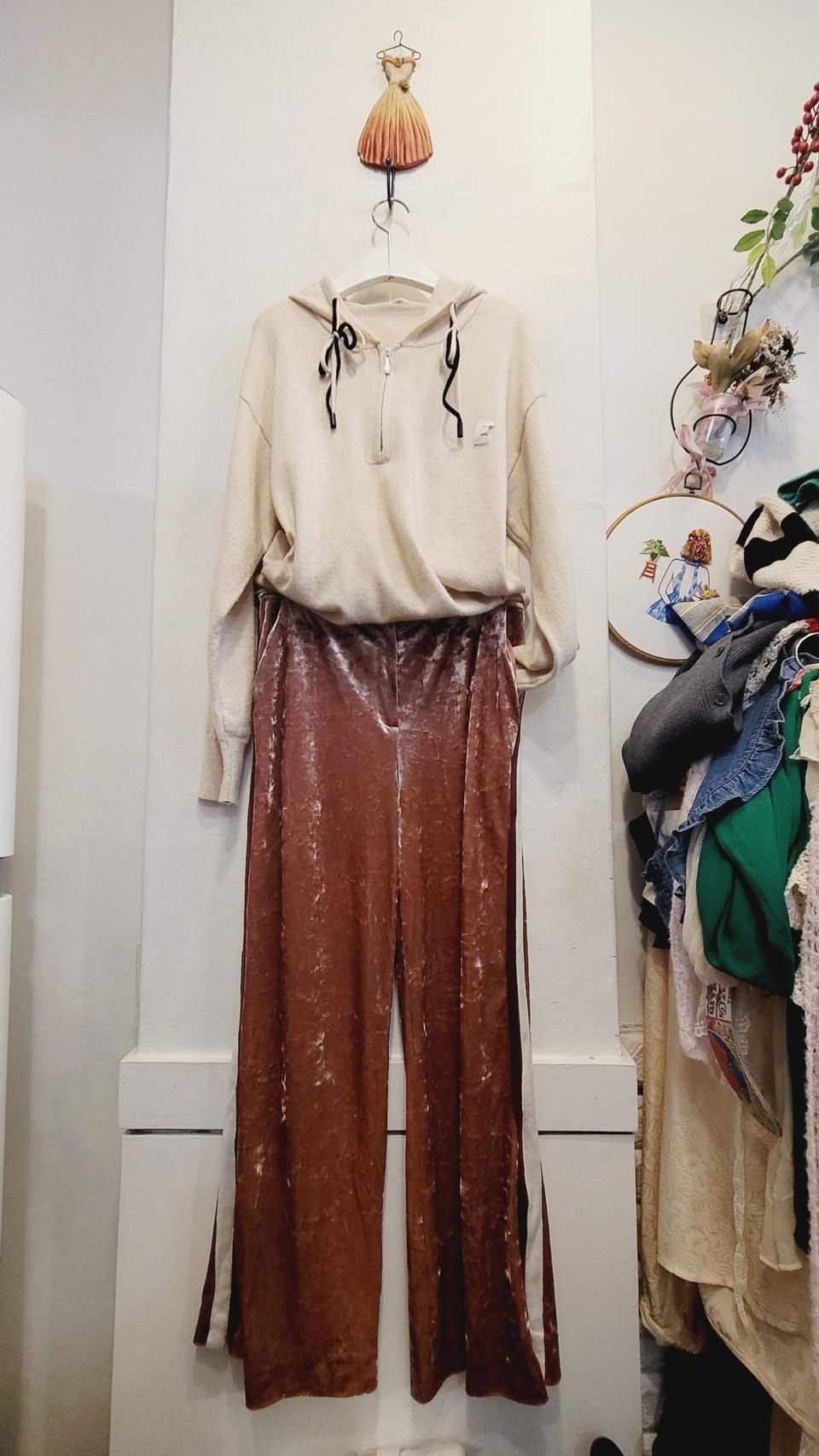 반집업 후드울니트. 잇미샤 벨벳 슬랙스