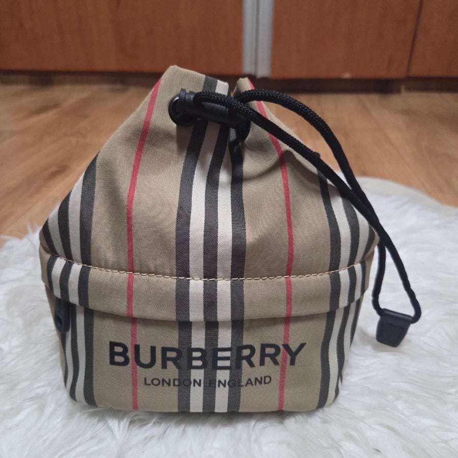 BURBERRY버버리피비포이베버킷파우치여성가방입니다