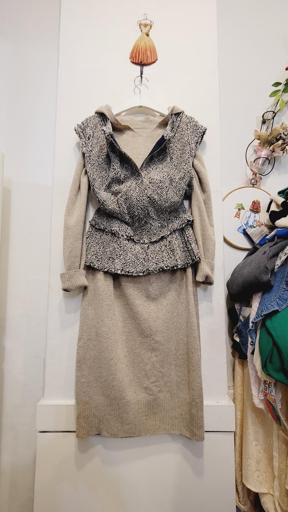 수입 홀가먼트 후드 울 니트 원피스.마인 셔링 펨플럼 집업 트위드