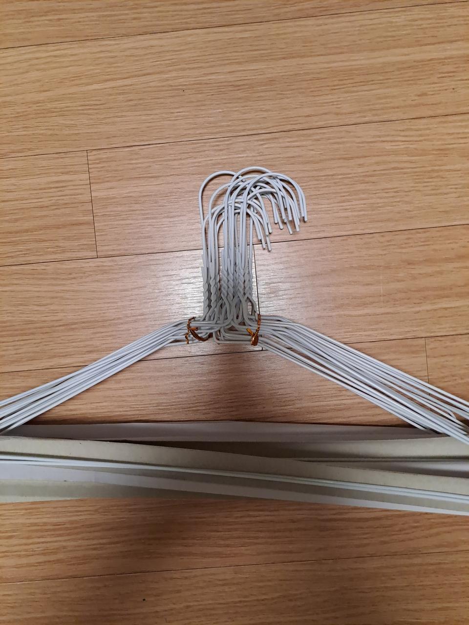 흰색 철제 옷걸이 팝니다