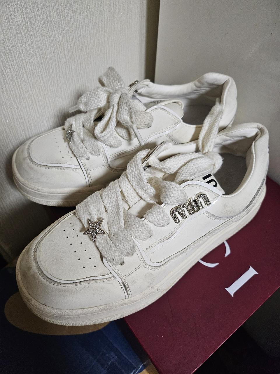 미우미우 운동화