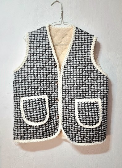 하운드투스 패턴의 겨울 조끼
