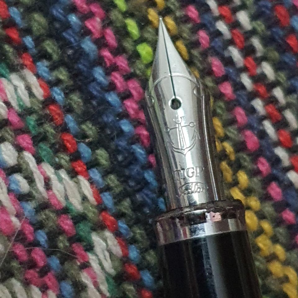 세일러사에서 제작된 만년필입니다. 펜촉에 새겨진 닻 모양이 인상적이네요