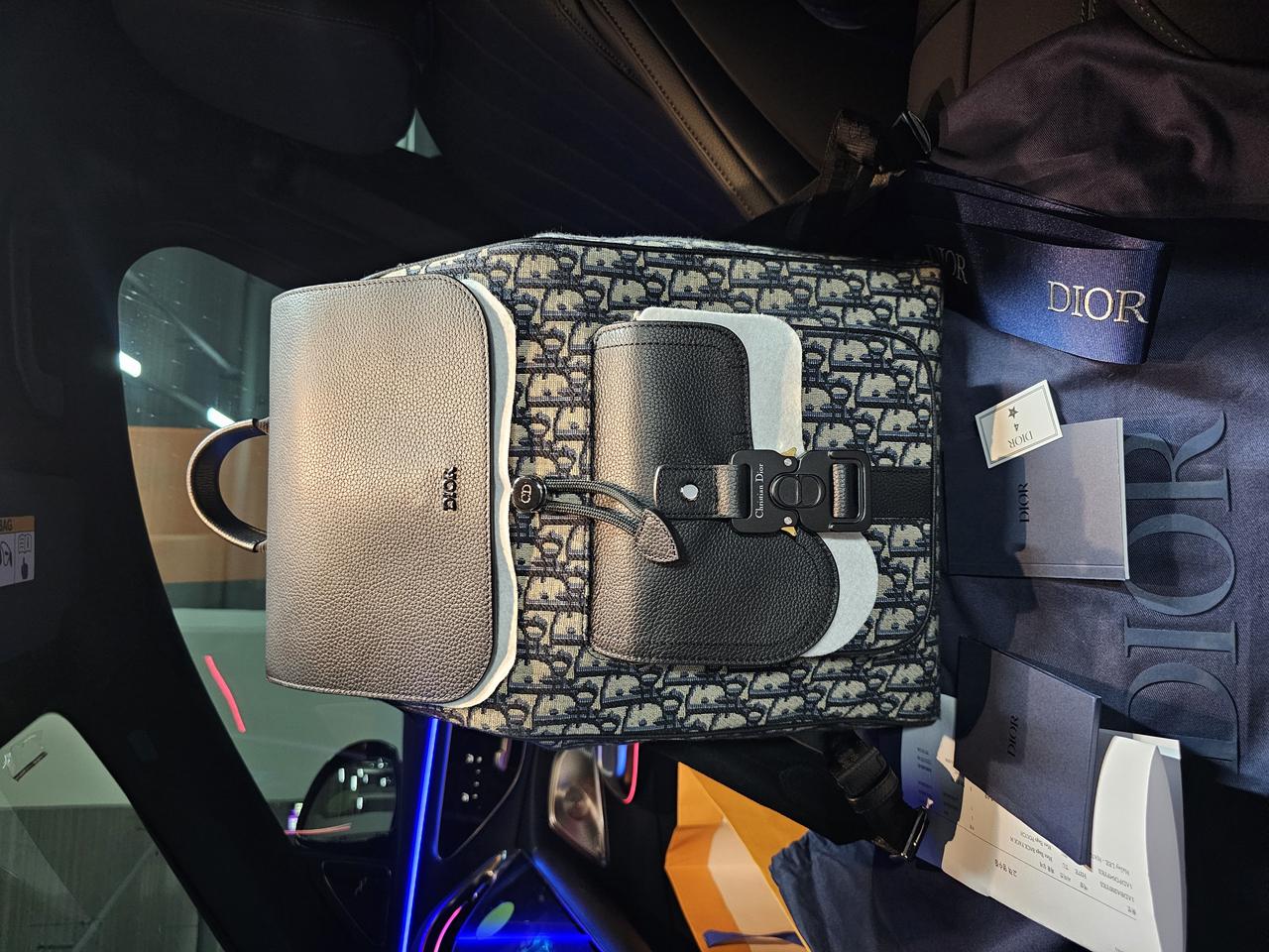 디올 오블리크 새들 버클 플랩 백팩 신형 25ss (새상품)