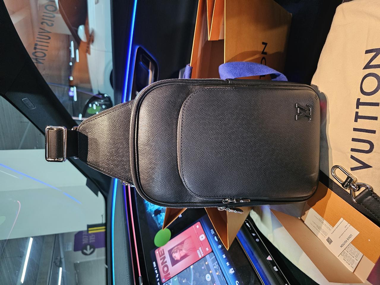 루이비통 올레더 에비뉴 슬링백 타이가 신형 