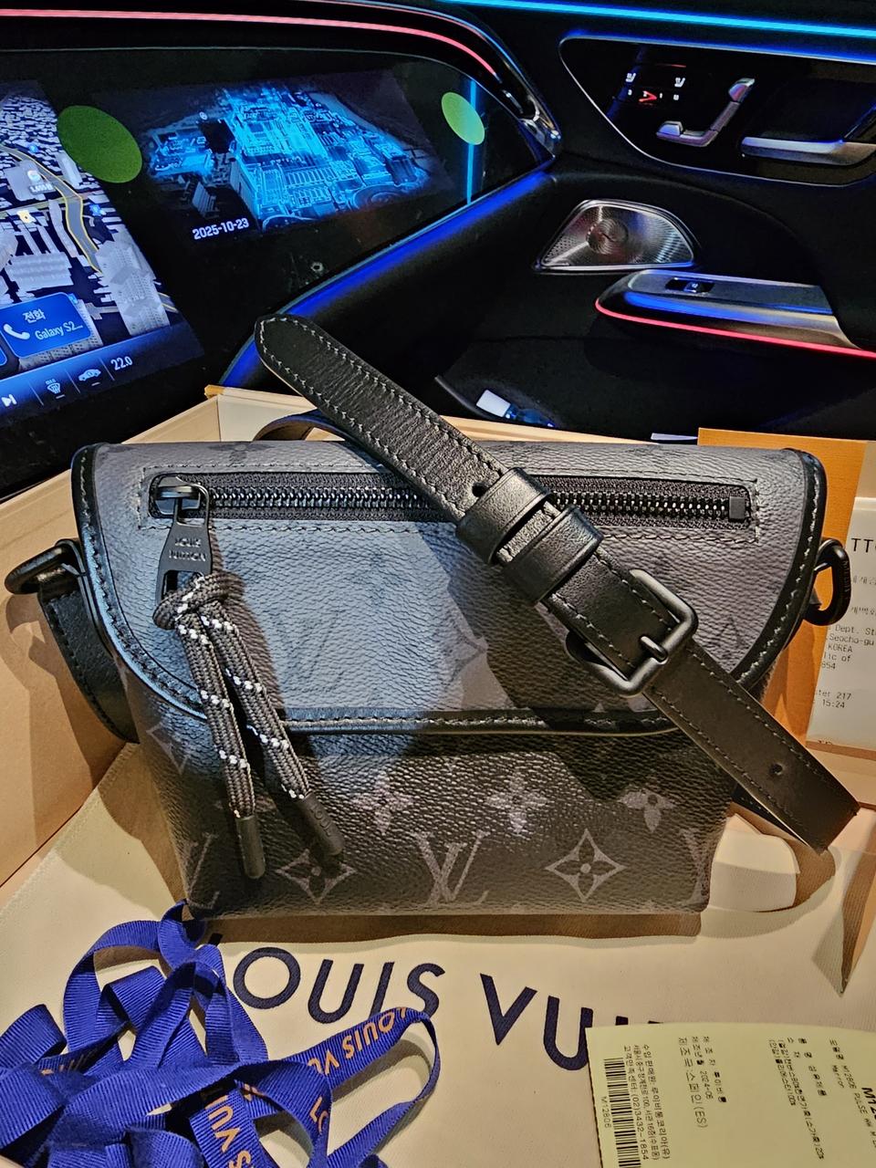 루이비통 퍼렐 이클립스 펄스 웨어러블 월릿 크로스백 