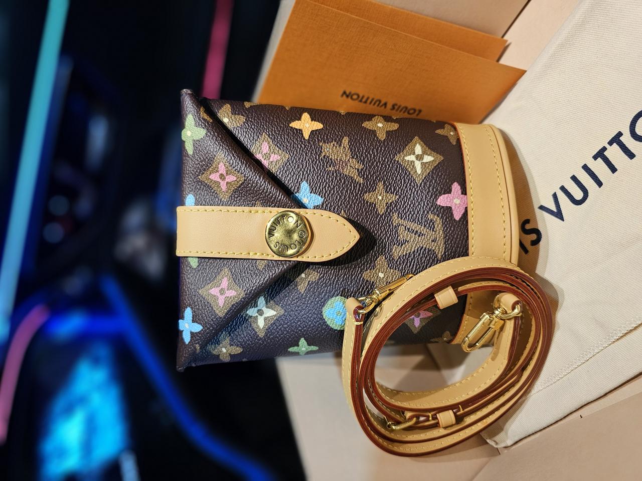 루이비통 타일러x퍼렐 강아지 초콜릿 미니 크로스백 (새상품)