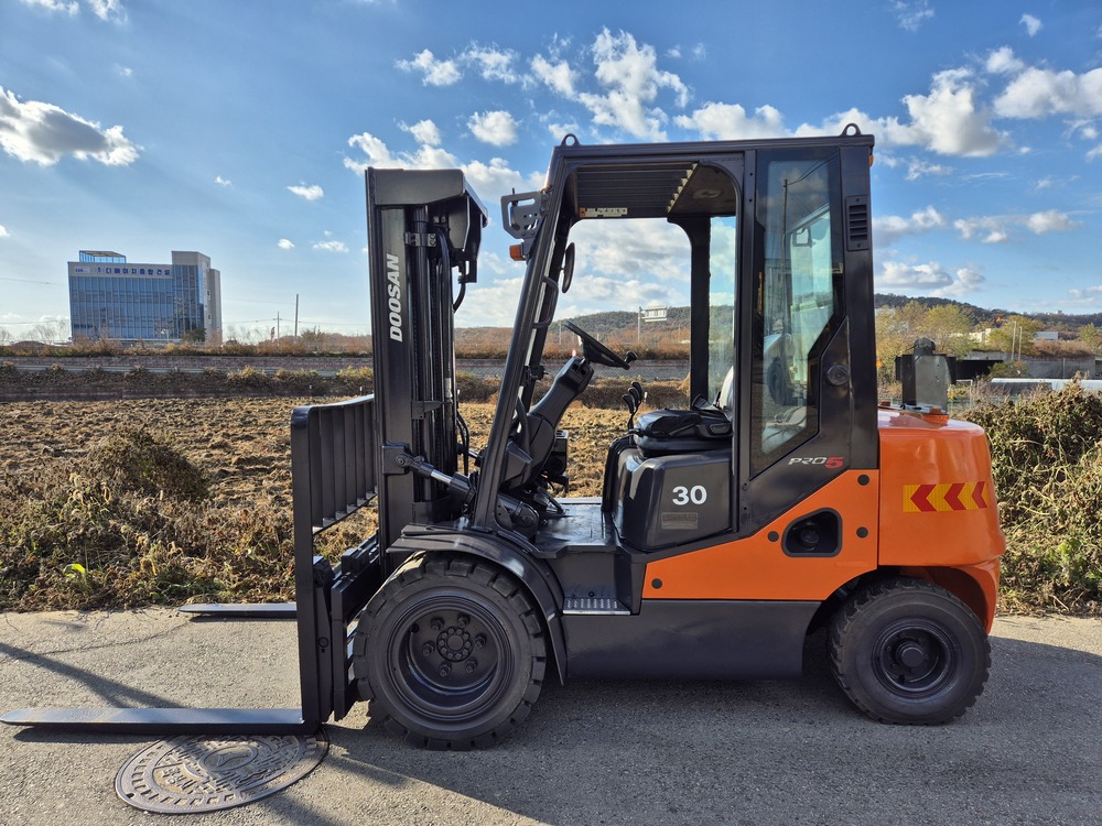 두산지게차 D30S-5 3단,자동발,반캐빈,3스풀,더블