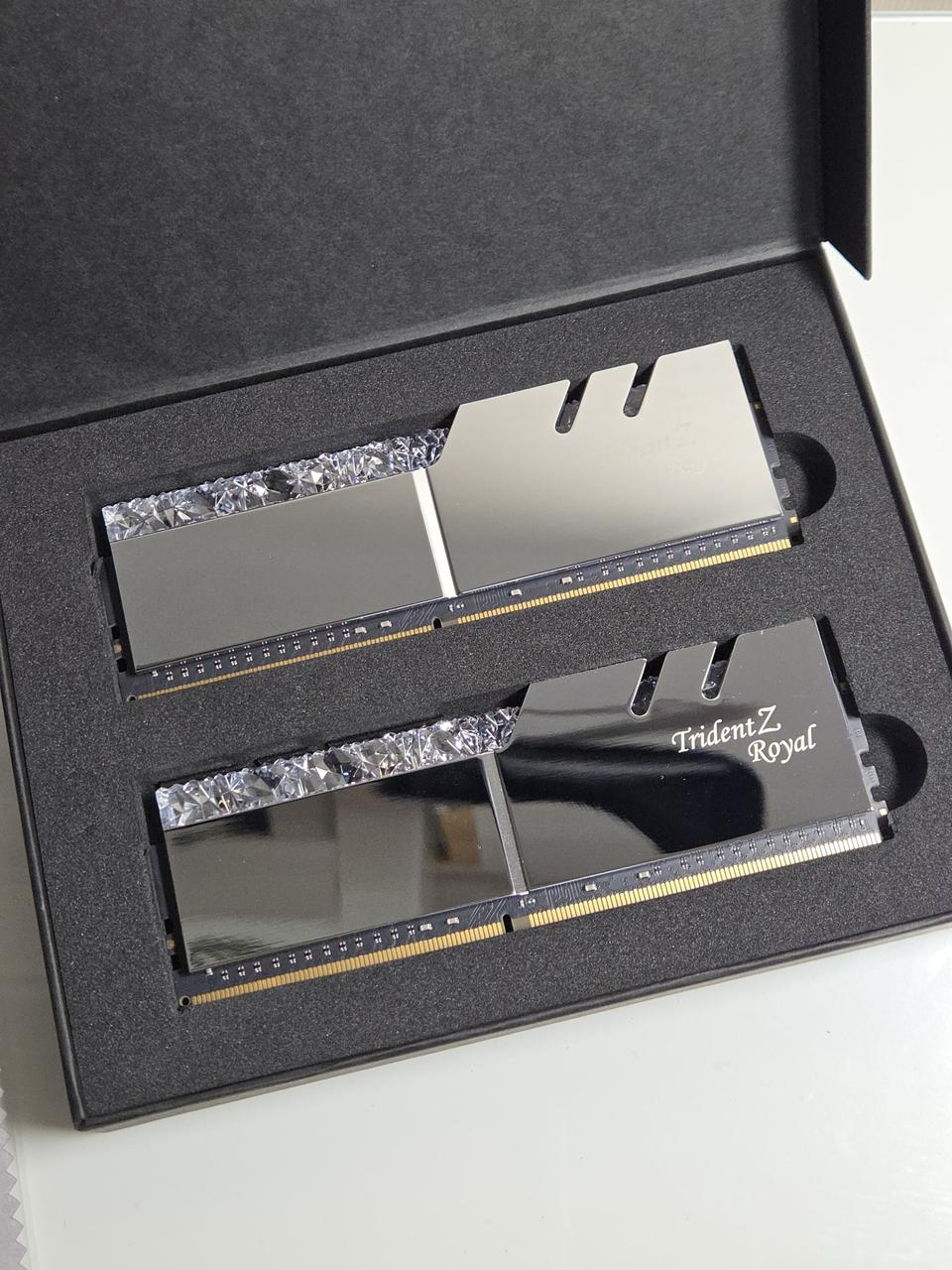 지스킬 트라이던트 로얄 RGB DDR4 32기가 램