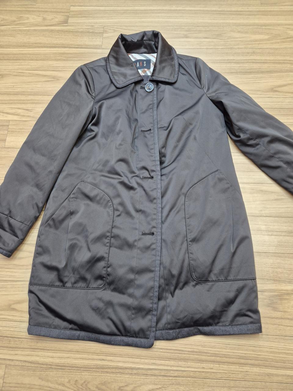 닥스 여성 코트 판매합니다. 겉감은 폴리에스터 100% 소재입니다. 사이